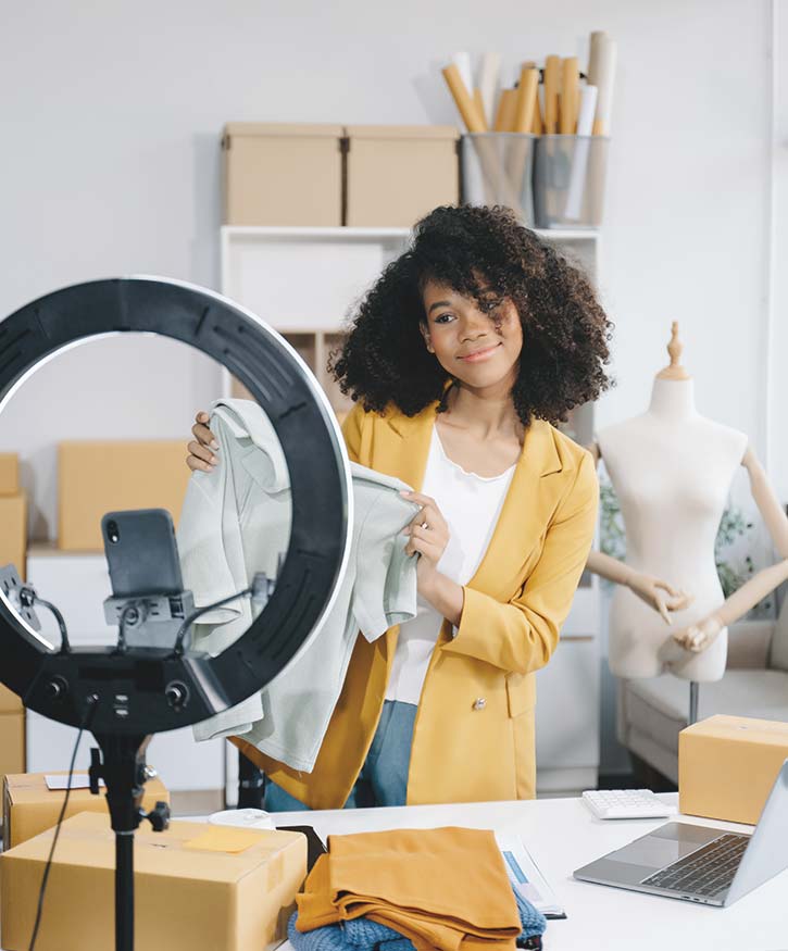 Joven creando contenido